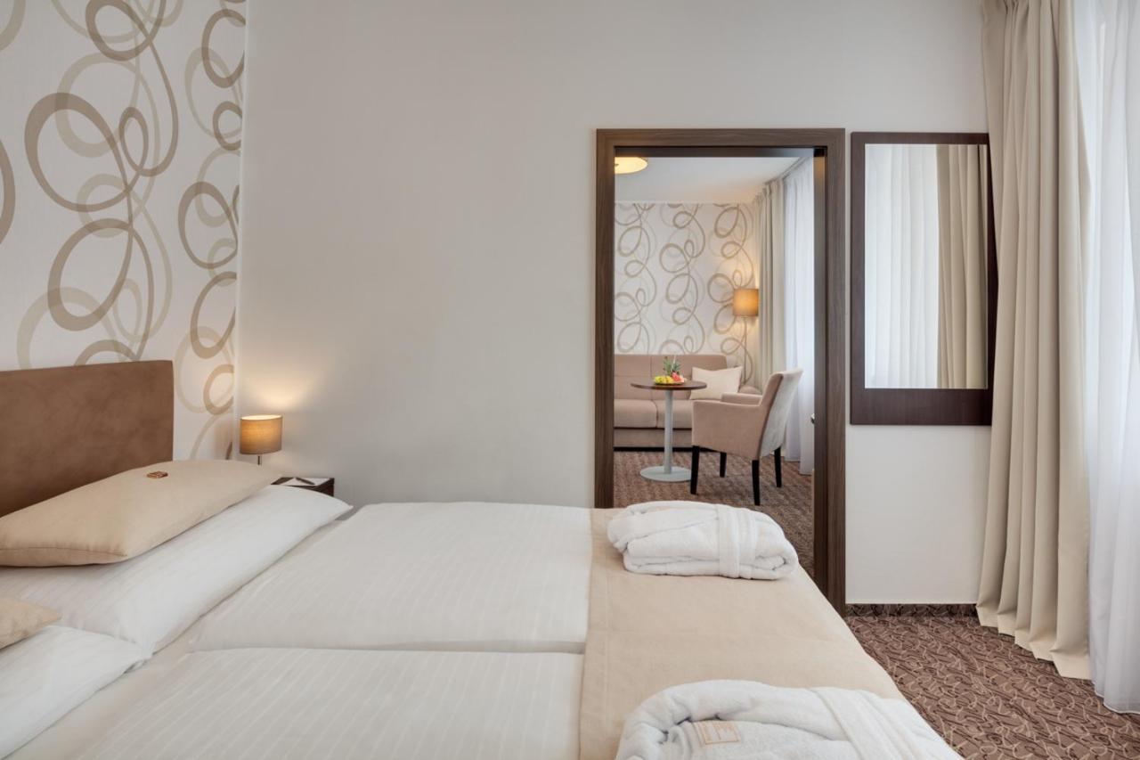 Hotel Atlas Benesov  Ngoại thất bức ảnh