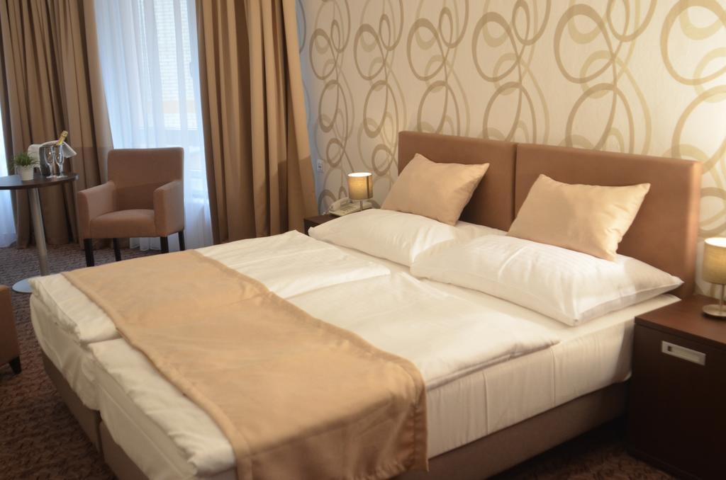 Hotel Atlas Benesov  Ngoại thất bức ảnh